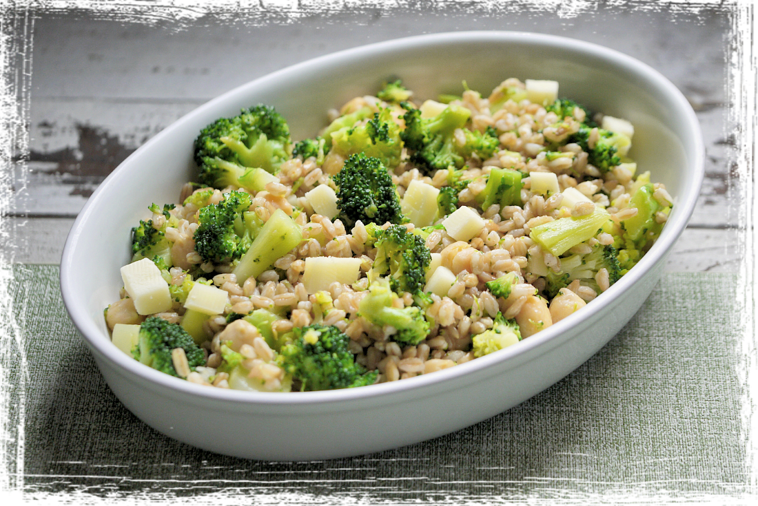 Insalata di farro, ceci, broccoli e crucolo Insalata di farro, ceci, broccoli e crucolo