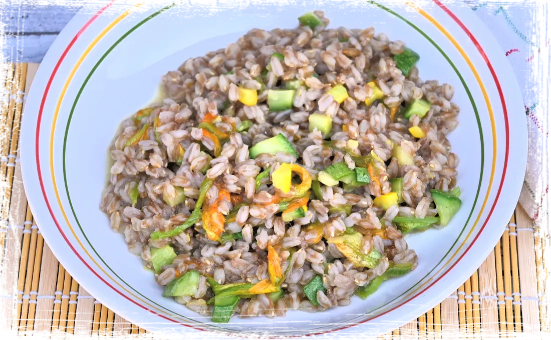 Farro con zucchine e fiori di zucca