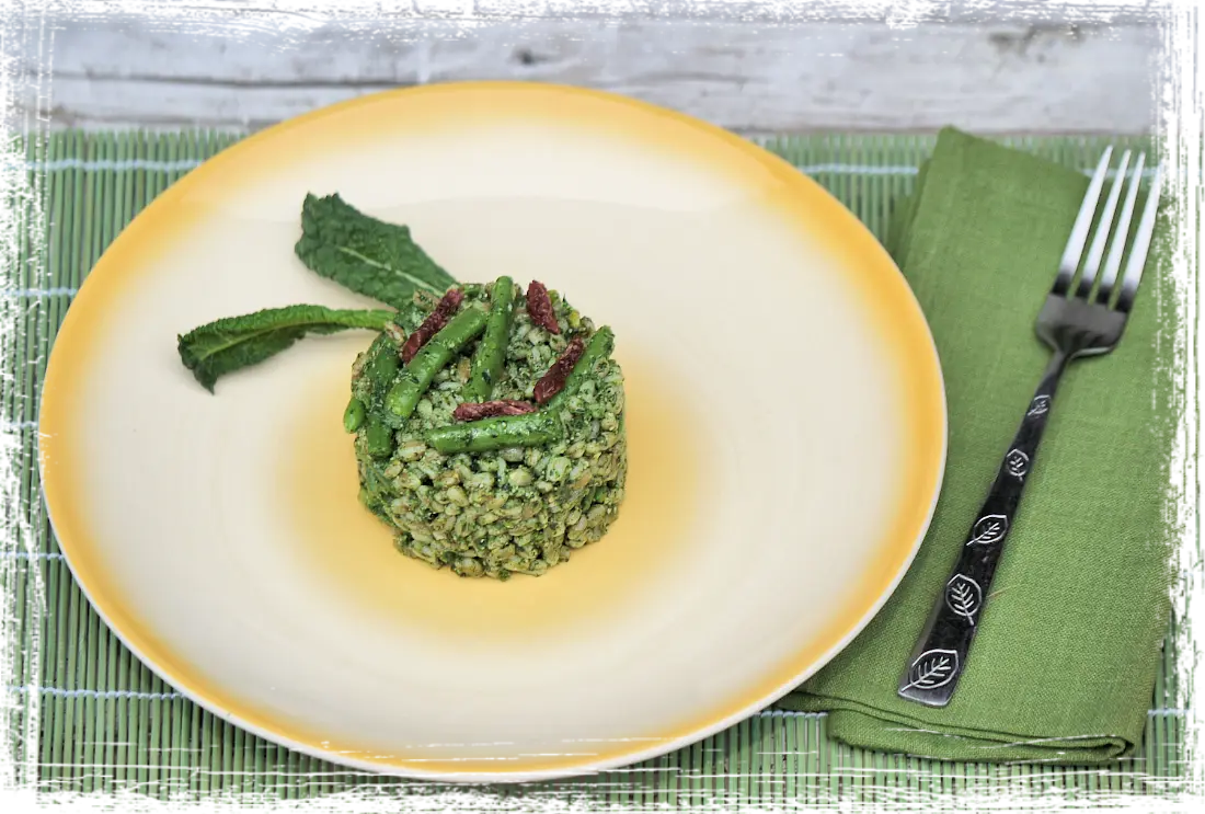 Farro con fagiolini e pesto di cavolo nero