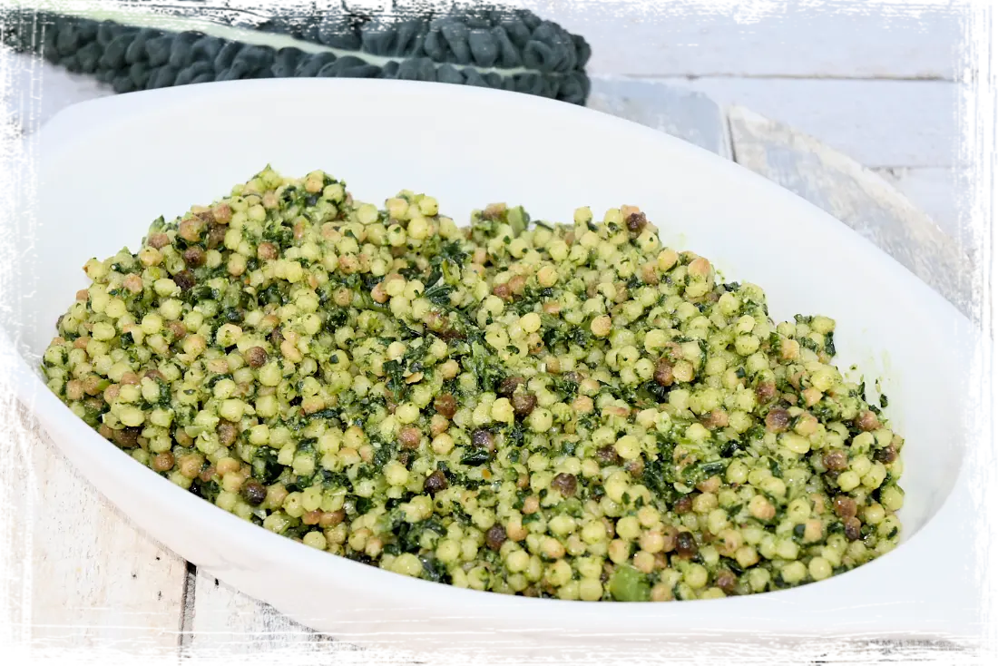 Fregola con pesto croccante di cavolo nero