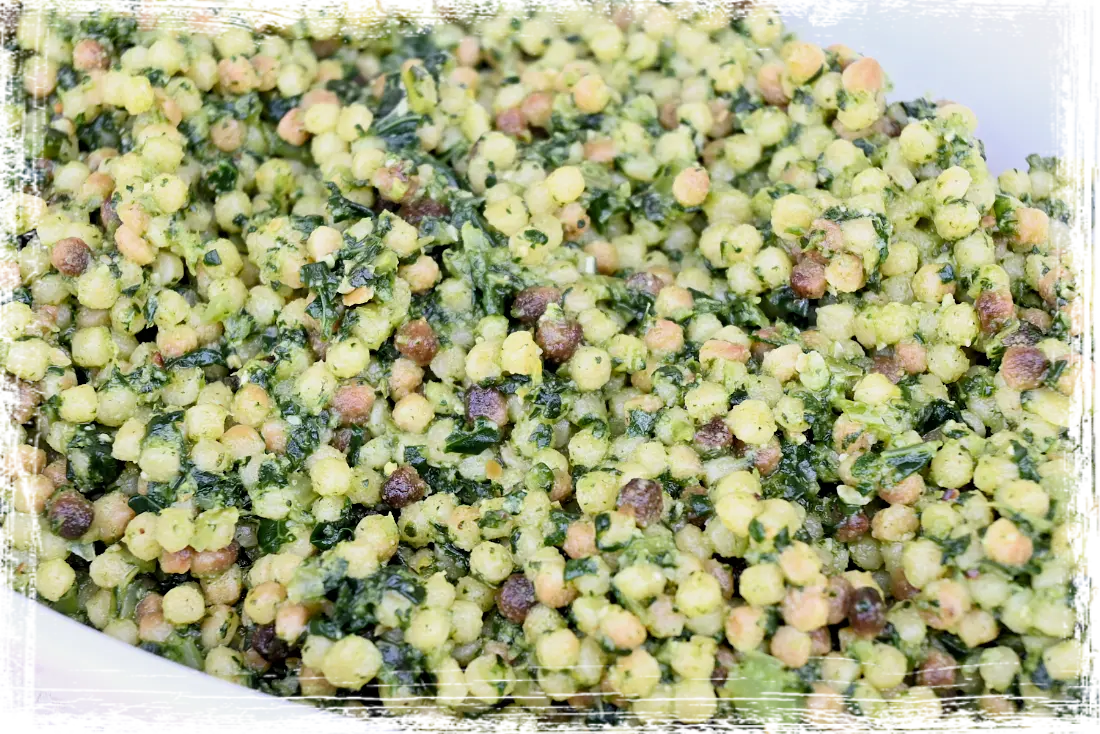 Fregola con pesto croccante di cavolo nero