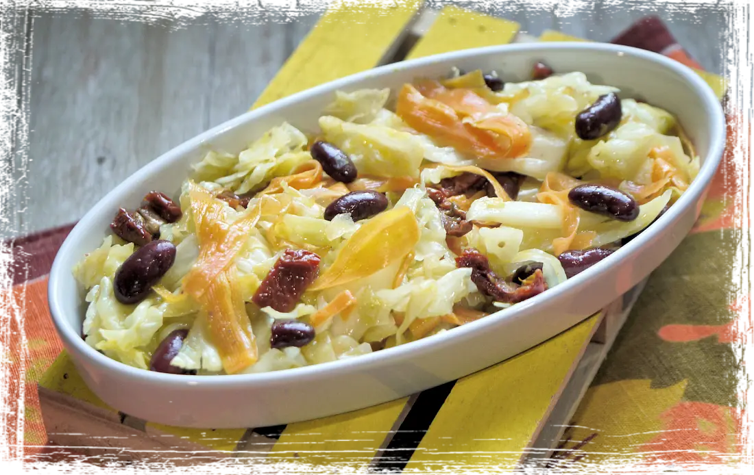 Insalata di cavolo cappuccio con carote e fagioli rossi Insalata di cavolo cappuccio con carote e fagioli rossi