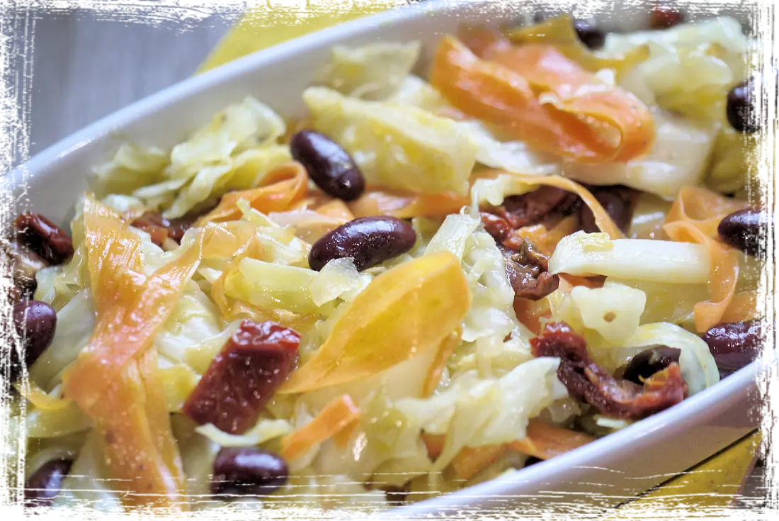 Insalata cavolo cappuccio con carote e fagioli rossi Insalata cavolo cappuccio con carote e fagioli rossi