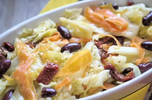 Insalata di cavolo cappuccio, carote e fagioli rossi