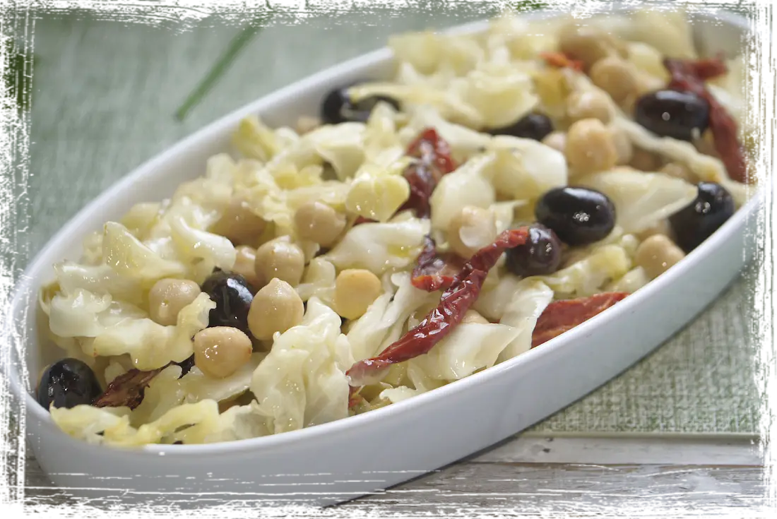 Insalata di cavolo cappuccio con carote e fagioli rossi Insalata di cavolo cappuccio con carote e fagioli rossi