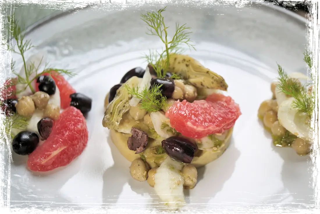 Insalata di ceci, finocchi e carciofi al pompelmo rosa Insalata di ceci, finocchi e carciofi al pompelmo rosa