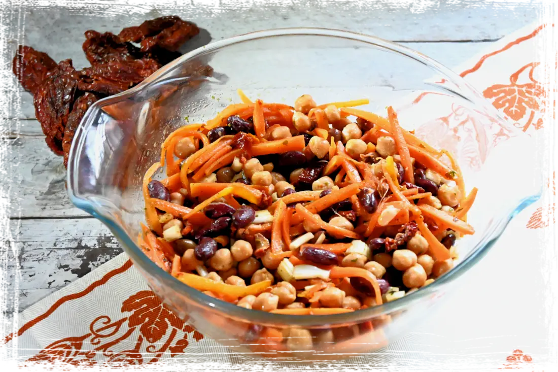 Insalata di fagioli rossi, ceci, carote, sedano e pomodori secchi Insalata di fagioli rossi, ceci, carote, sedano e pomodori secchi