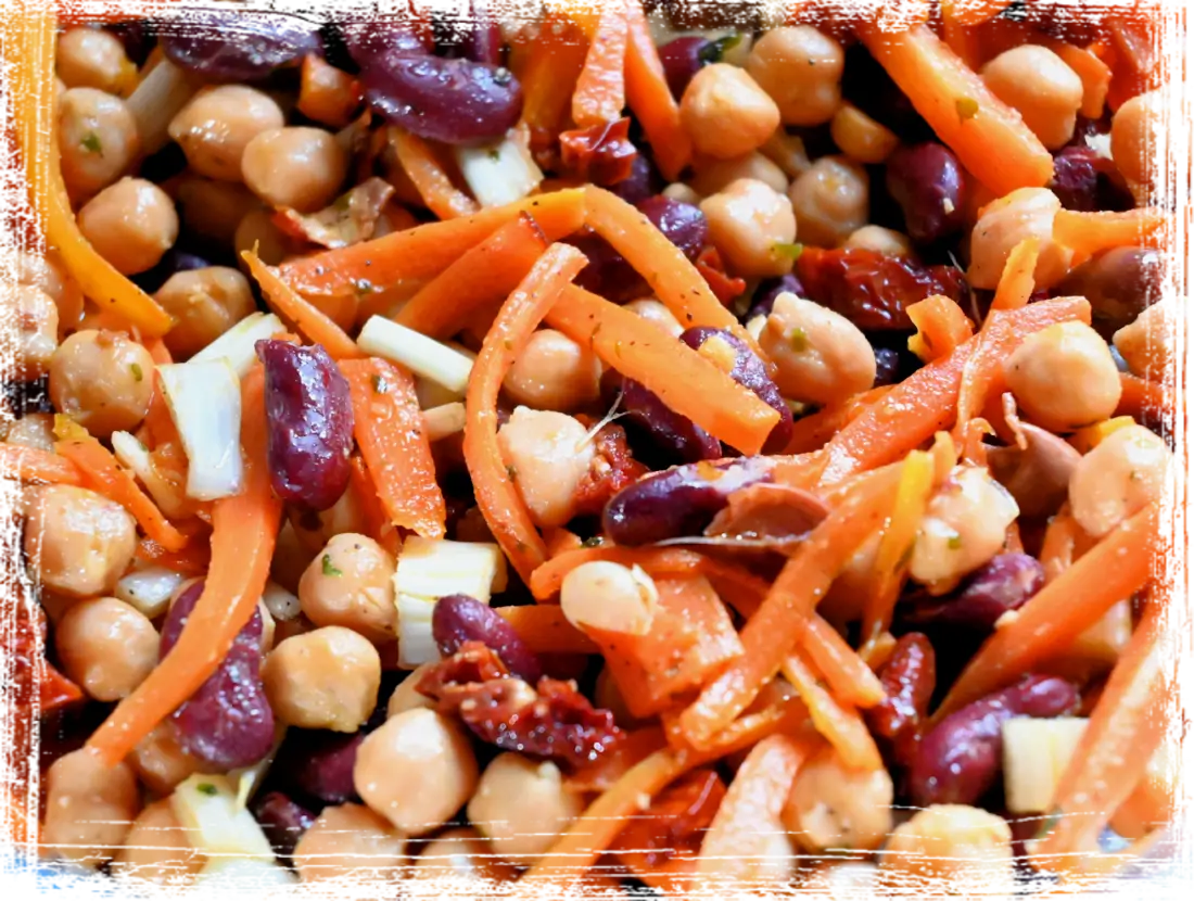 Insalata di fagioli rossi, ceci, carote, sedano e pomodori secchi Insalata di fagioli rossi, ceci, carote, sedano e pomodori secchi