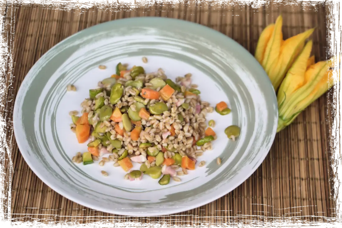 Insalata di farro, fave, zucchine, carote e bacon