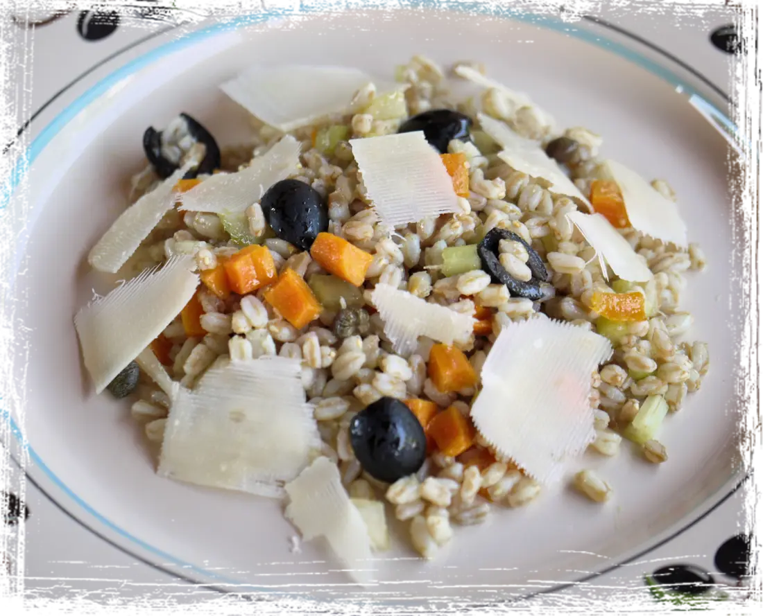 Insalata di farro e verdure con sfoglie di grana