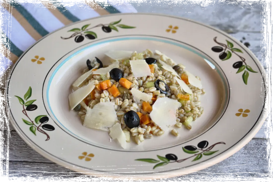 Insalata di farro e verdure con sfoglie di grana