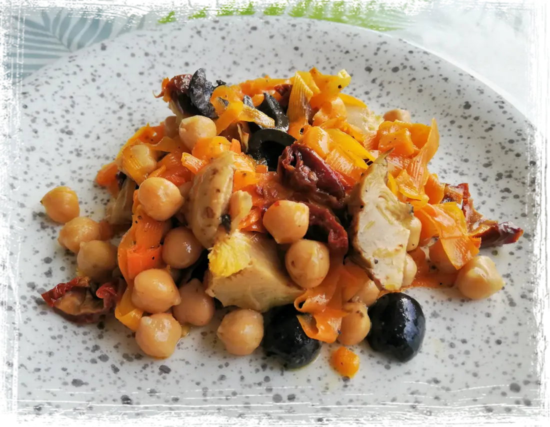 Insalata di ceci con carote, carciofini e olive Insalata di ceci con carote, carciofini e olive