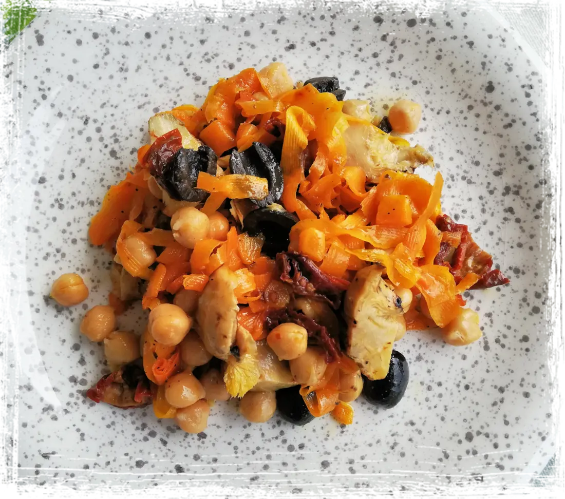 Insalata di ceci con carote, carciofini e olive Insalata di ceci con carote, carciofini e olive