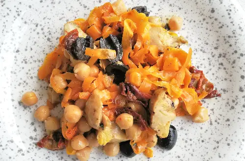 Insalata di ceci con carote, carciofini e olive