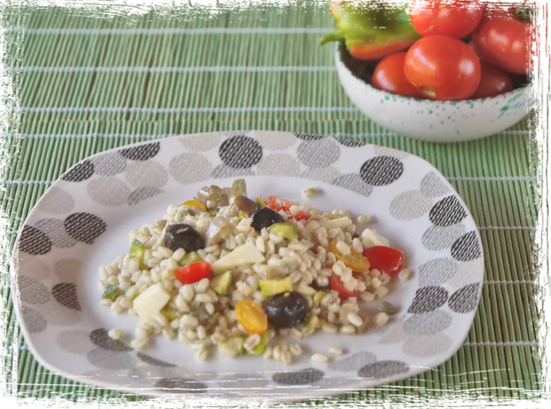 Insalata di orzo con melanzane perline