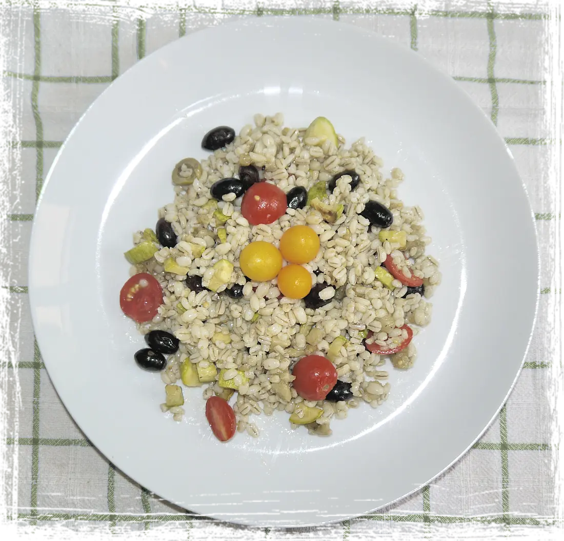 Insalata di orzo e verdure