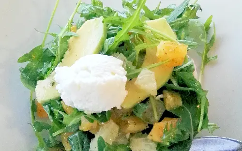 Insalata di rucola con mela verde, arancia e spuma di ricotta