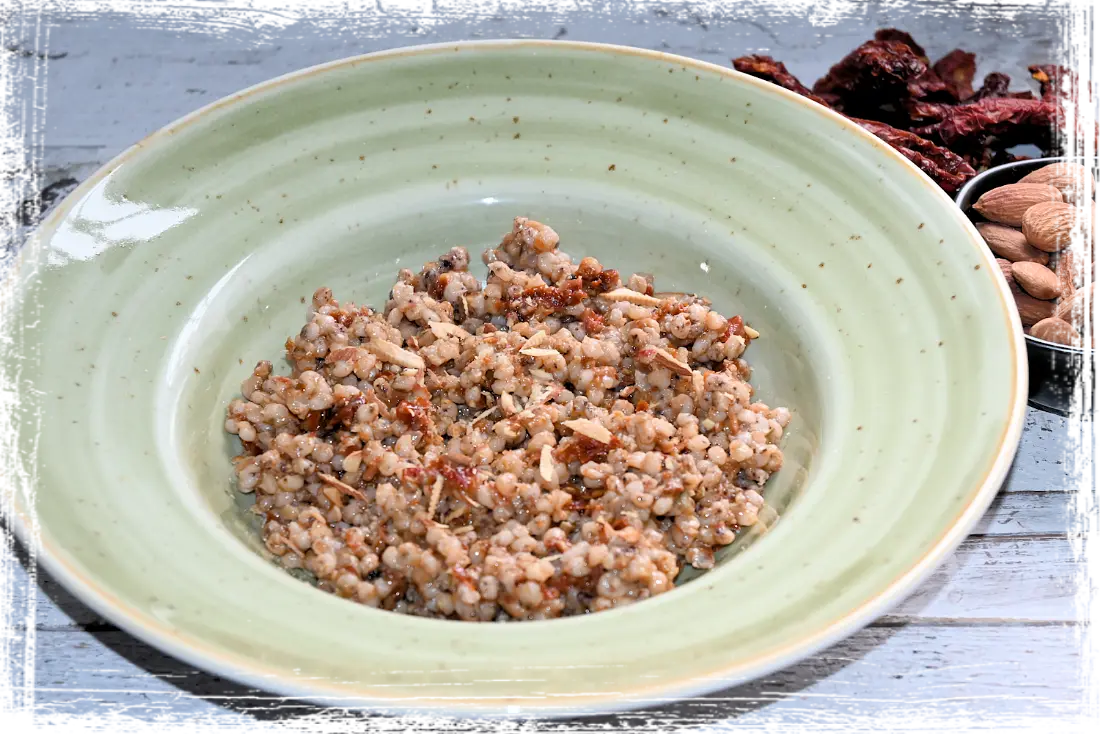 Sorgo con pesto di pomodori secchi e mandorle Sorgo con pesto di pomodori secchi e mandorle