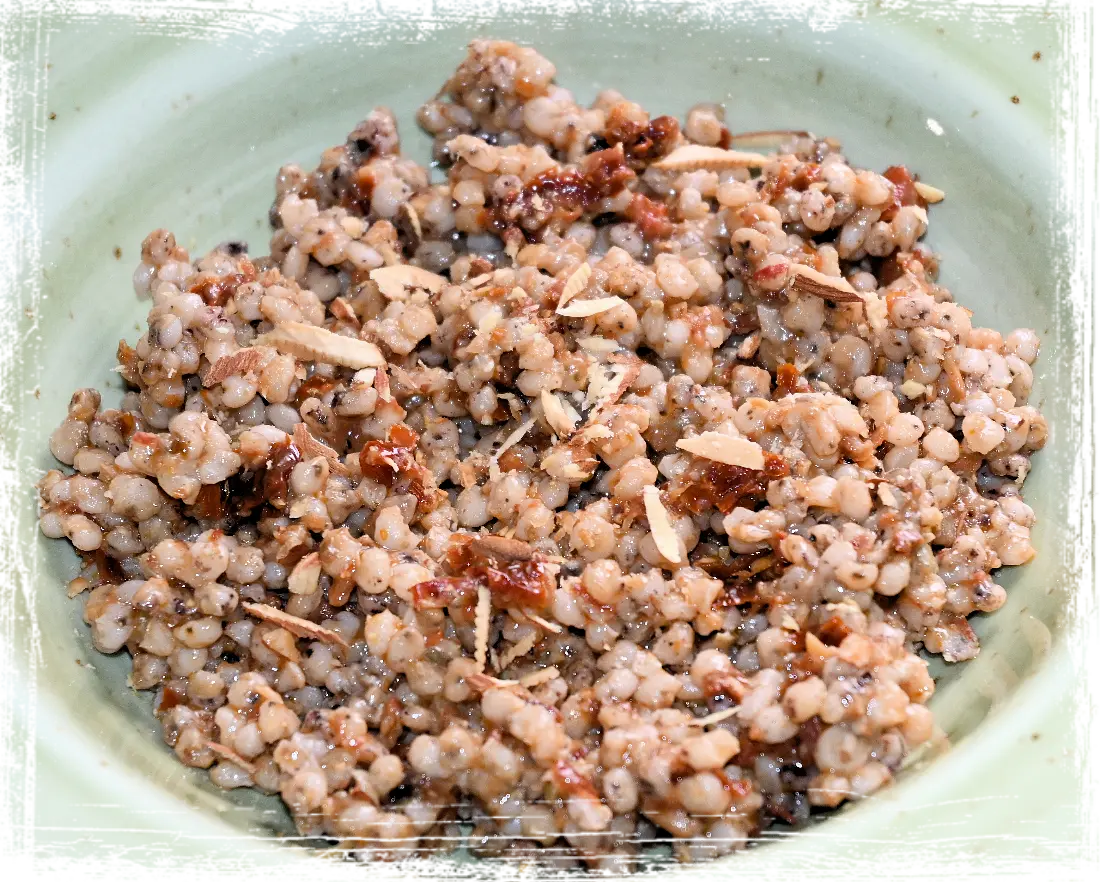 Sorgo con pesto di pomodori secchi e mandorle Sorgo con pesto di pomodori secchi e mandorle
