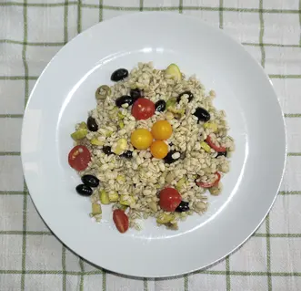 Insalata di orzo e verdure