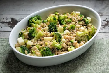 Insalata di farro, ceci, broccoli e crucolo