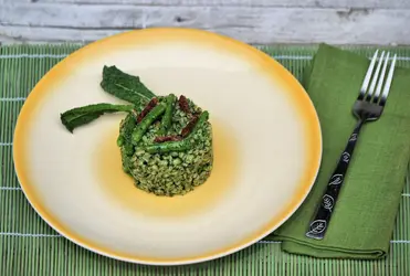 Farro con fagiolini e pesto di cavolo nero