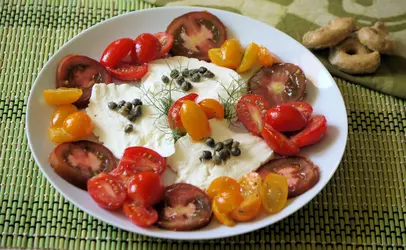 Caprese con tris i pomodori (rossi-gialli-neri)