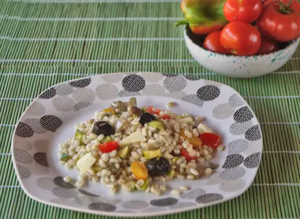 Insalata di orzo con melanzane perline