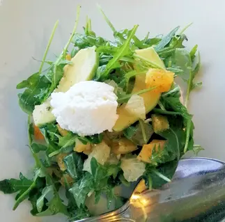 Insalata di rucola con arancia, mela verde e spuma di ricotta