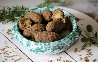 Crocchette di lenticchie con cuore di formaggio filante