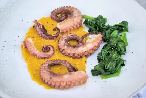 Polpo con crema di carote e spinaci