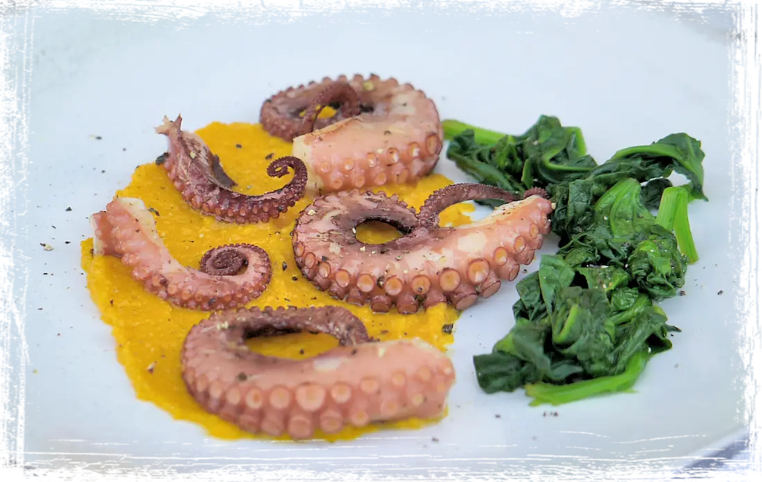 Polpo con crema di carote e spinaci