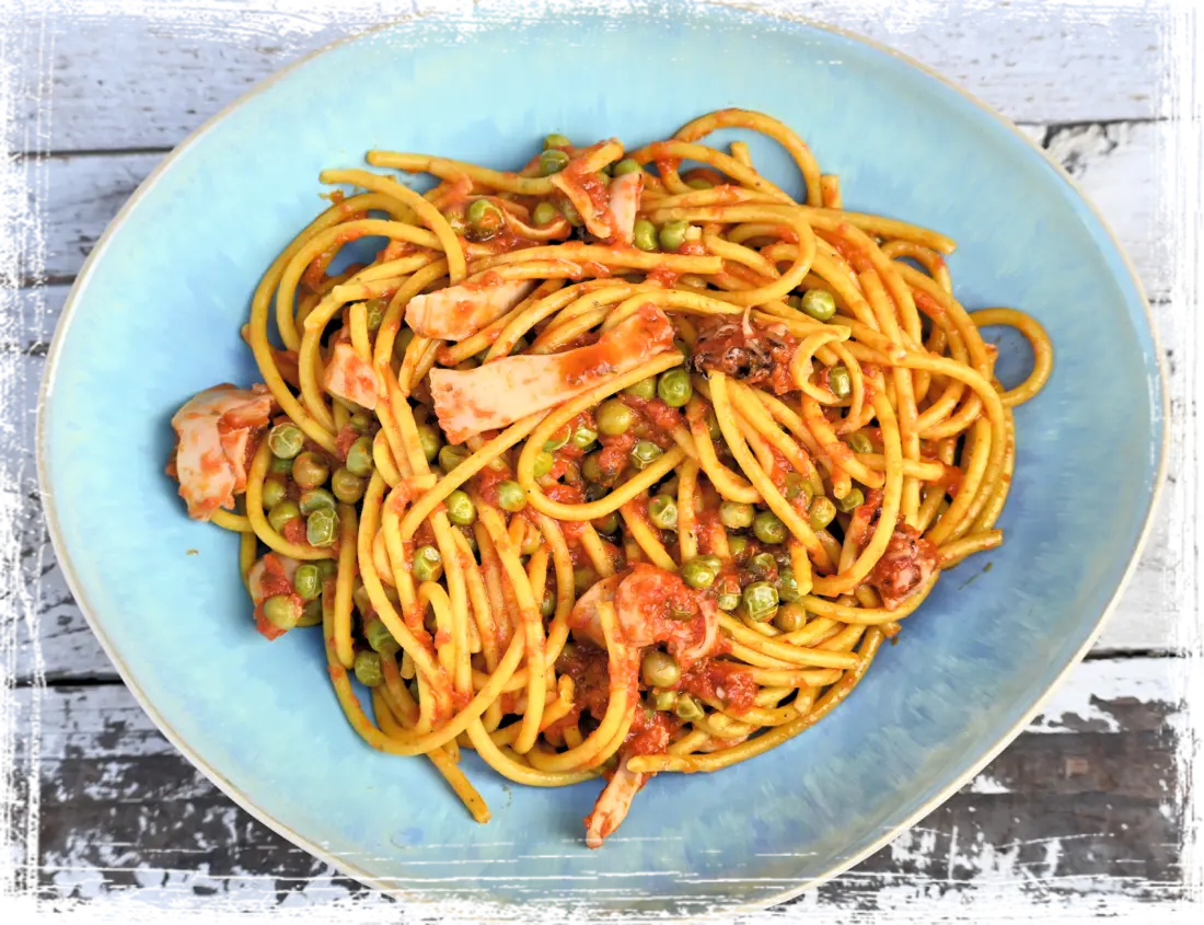 Spaghetti curcuma limone e pepe con seppioline e piselli Spaghetti curcuma limone e pepe con seppioline e piselli