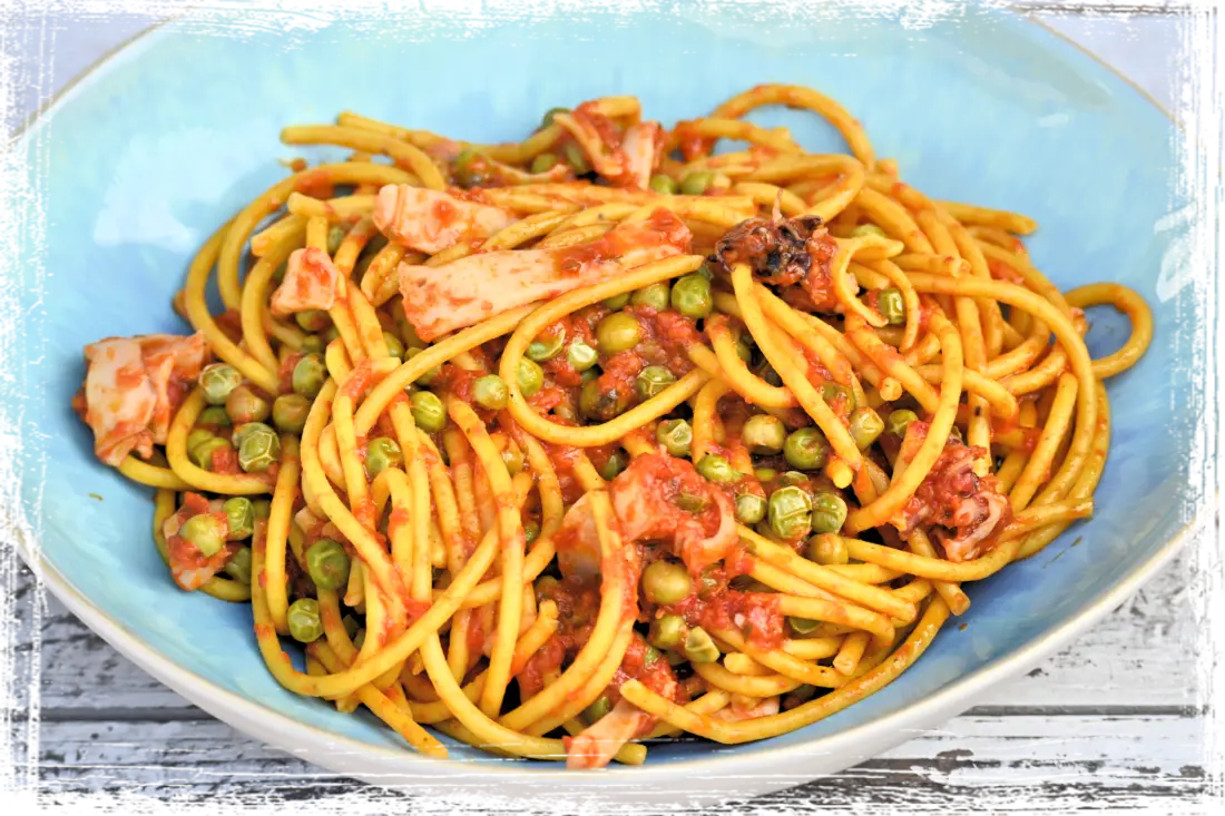 Spaghetti curcuma limone e pepe con seppioline e piselli Spaghetti curcuma limone e pepe con seppioline e piselli