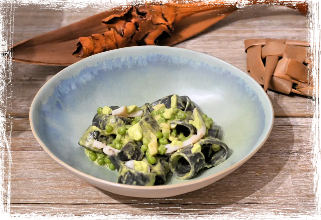 Calamarata al nero di seppia con seppia e piselli Calamarata al nero di seppia con seppia e piselli