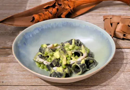 Calamarata al nero di seppia con seppia e piselli