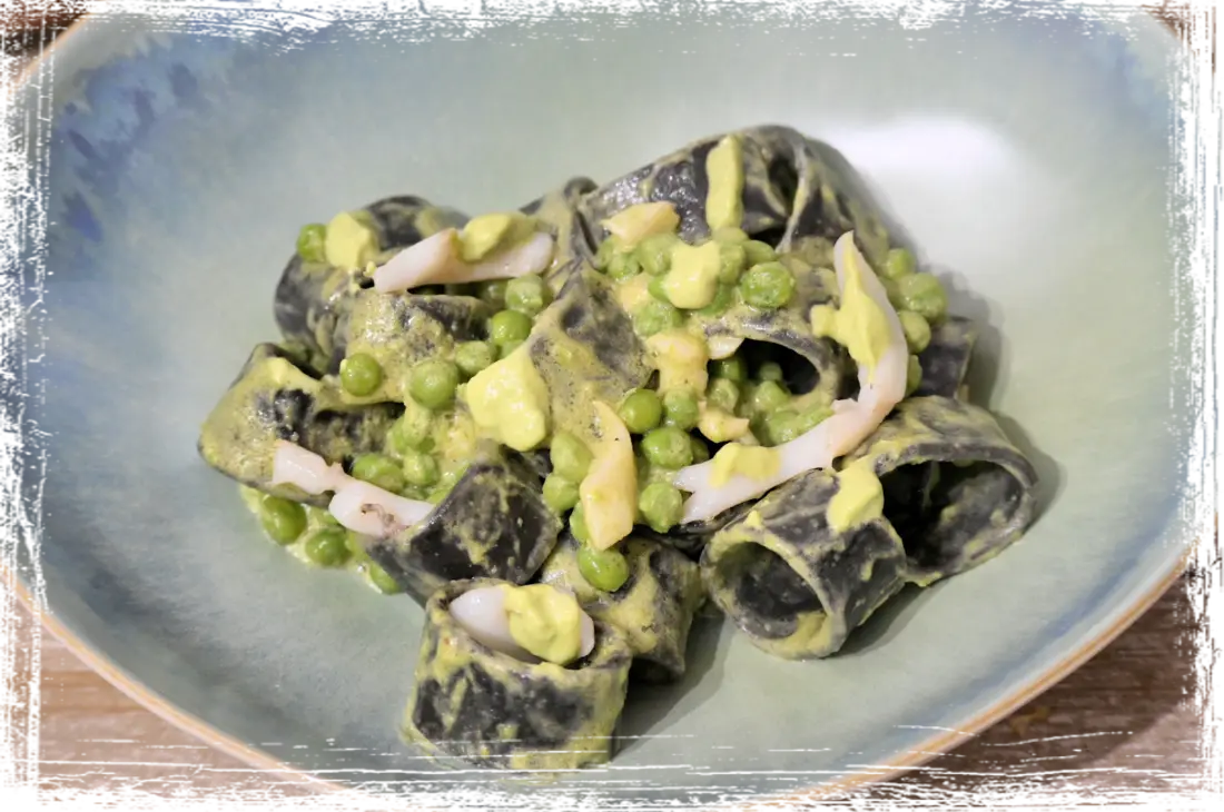 Calamarata al nero di seppia con seppia e piselli Calamarata al nero di seppia con seppia e piselli