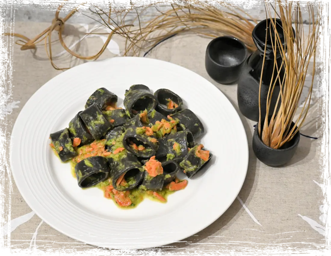 Calamarata al nero di seppia con salmone selvaggio e crema di cime di rapa Calamarata al nero di seppia con salmone selvaggio e crema di cime di rapa