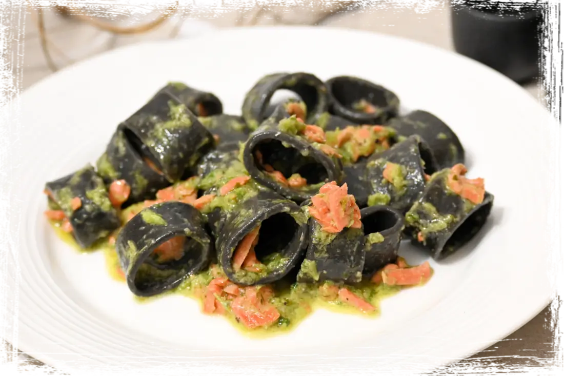 Calamarata al nero di seppia con salmone selvaggio e crema di cime di rapa Calamarata al nero di seppia con salmone selvaggio e crema di cime di rapa