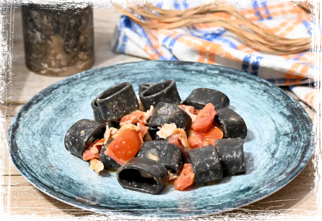 Calamarata al nero di seppia con pesce spada e pomodorini Calamarata al nero di seppia con pesce spada e pomodorini