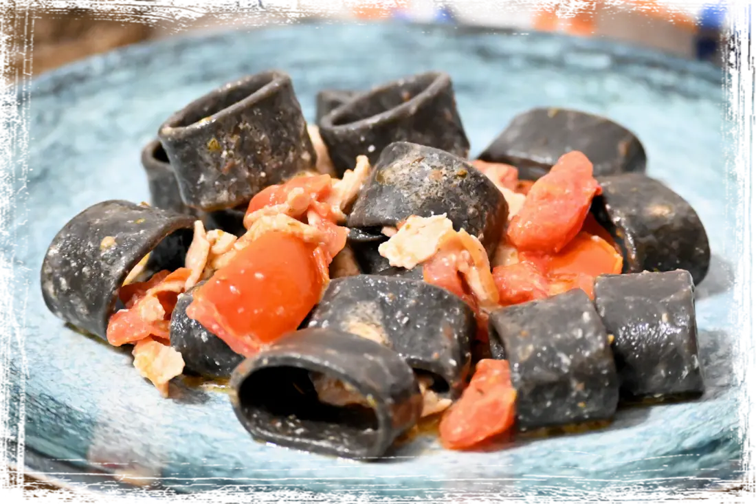 Calamarata al nero di seppia con pesce spada e pomodorini Calamarata al nero di seppia con pesce spada e pomodorini