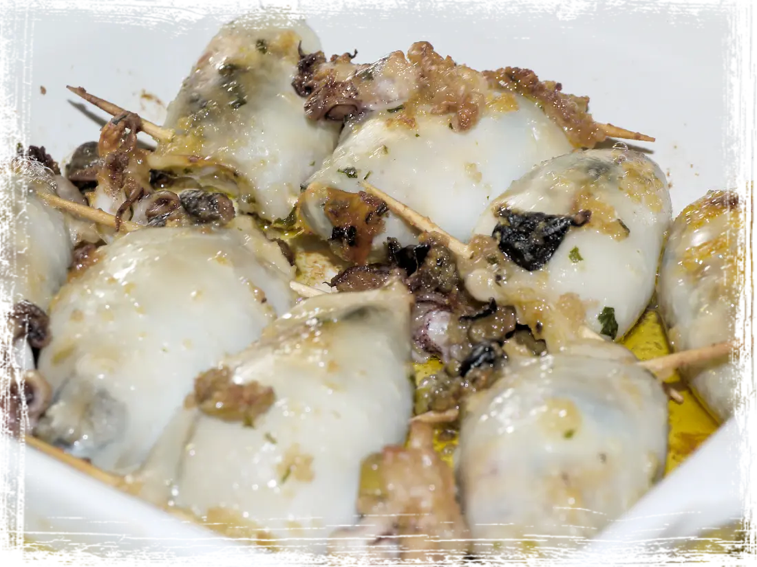 Calamari ripieni al forno con capperi, pomodori secchi e olive Calamari ripieni al forno con capperi, pomodori secchi e olive