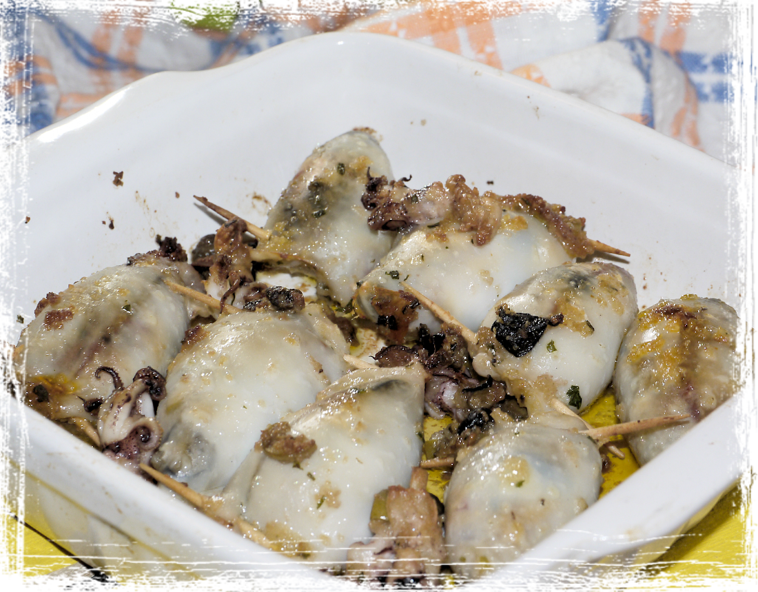 Calamari ripieni al forno con capperi, pomodori secchi e olive