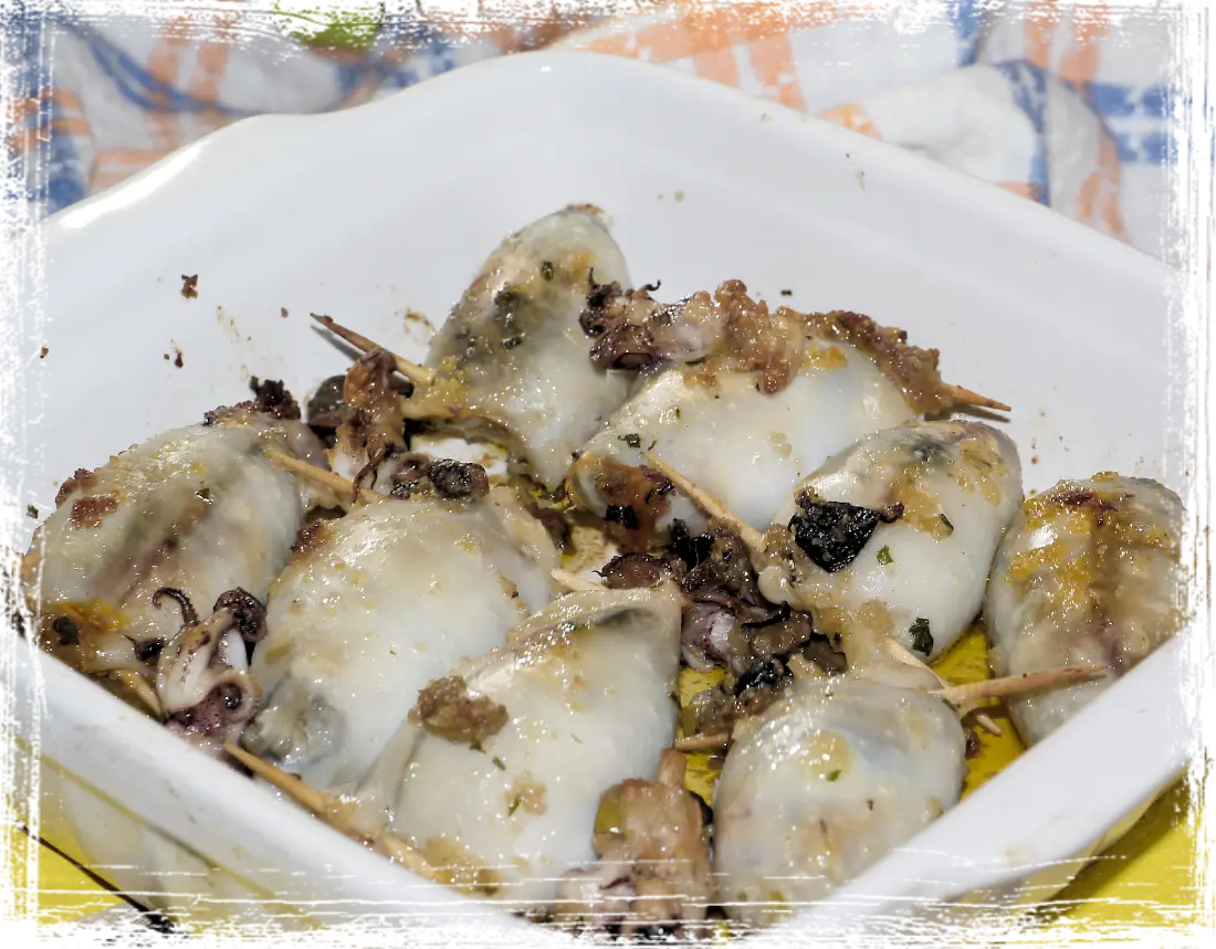 Calamari ripieni al forno con capperi, pomodori secchi e olive Calamari ripieni al forno con capperi, pomodori secchi e olive