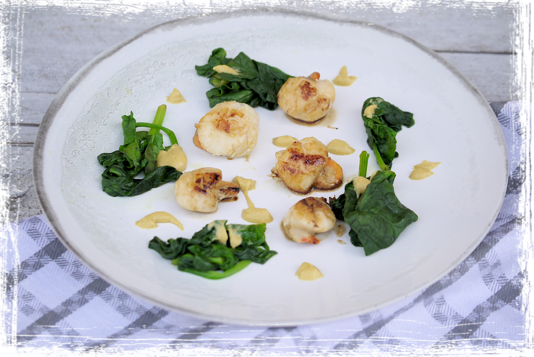 Capesante alla piasta con senape leggera e spinaci Capesante alla piasta con senape leggera e spinaci