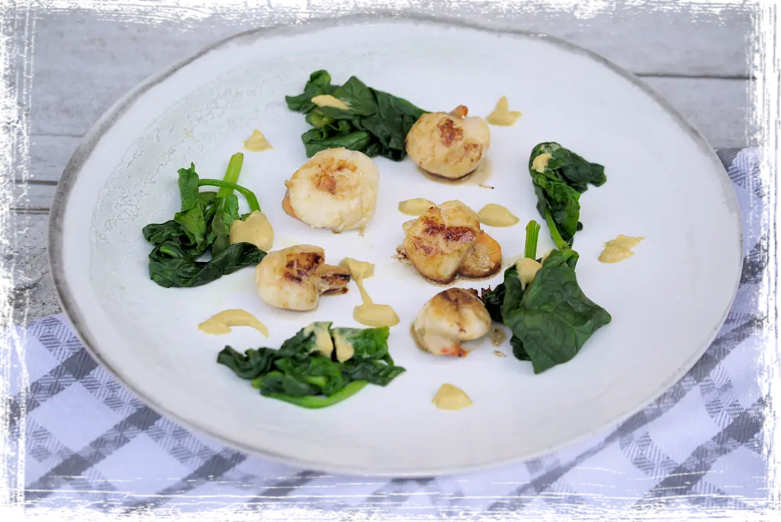 Capesante alla piasta con senape leggera e spinaci Capesante alla piasta con senape leggera e spinaci