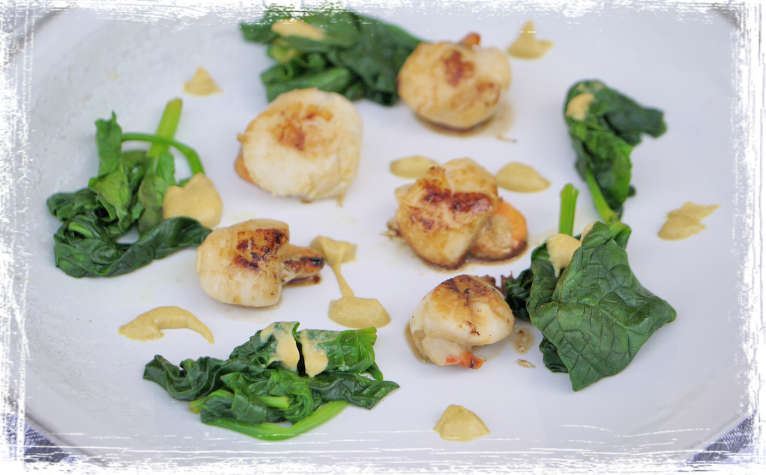 Capesante alla piasta con senape leggera e spinaci Capesante alla piasta con senape leggera e spinaci