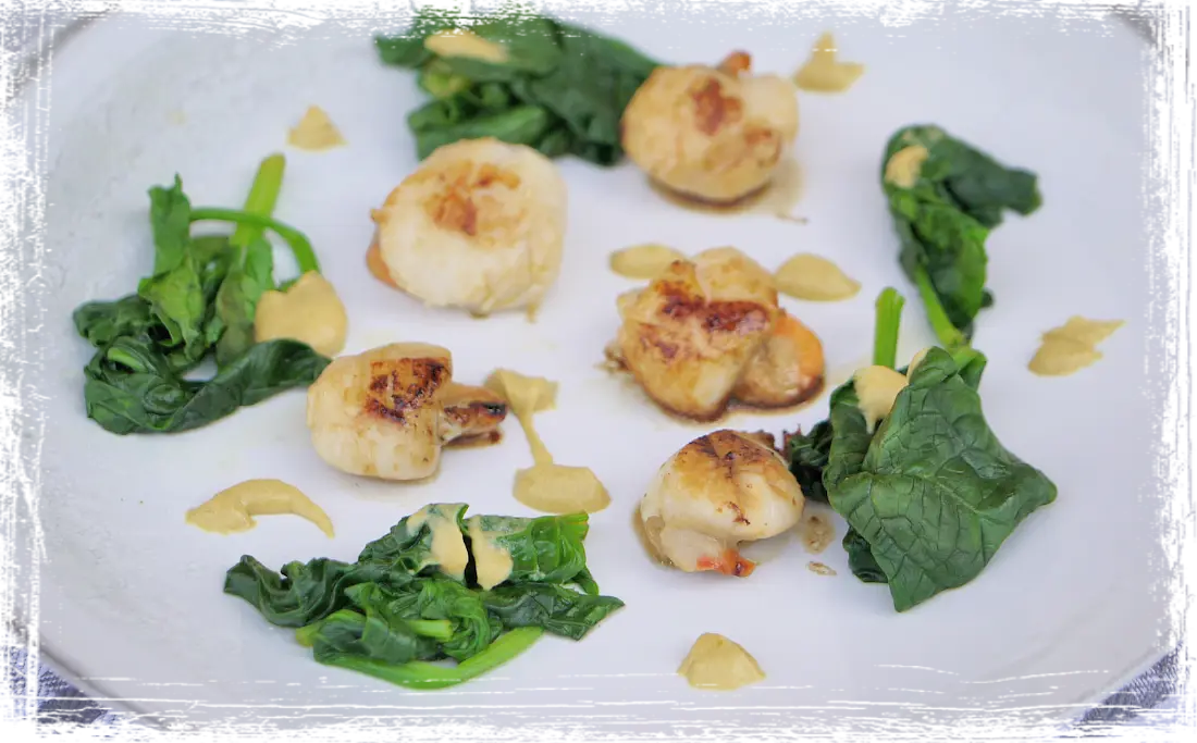 Capesante alla piasta con senape leggera e spinaci Capesante alla piasta con senape leggera e spinaci