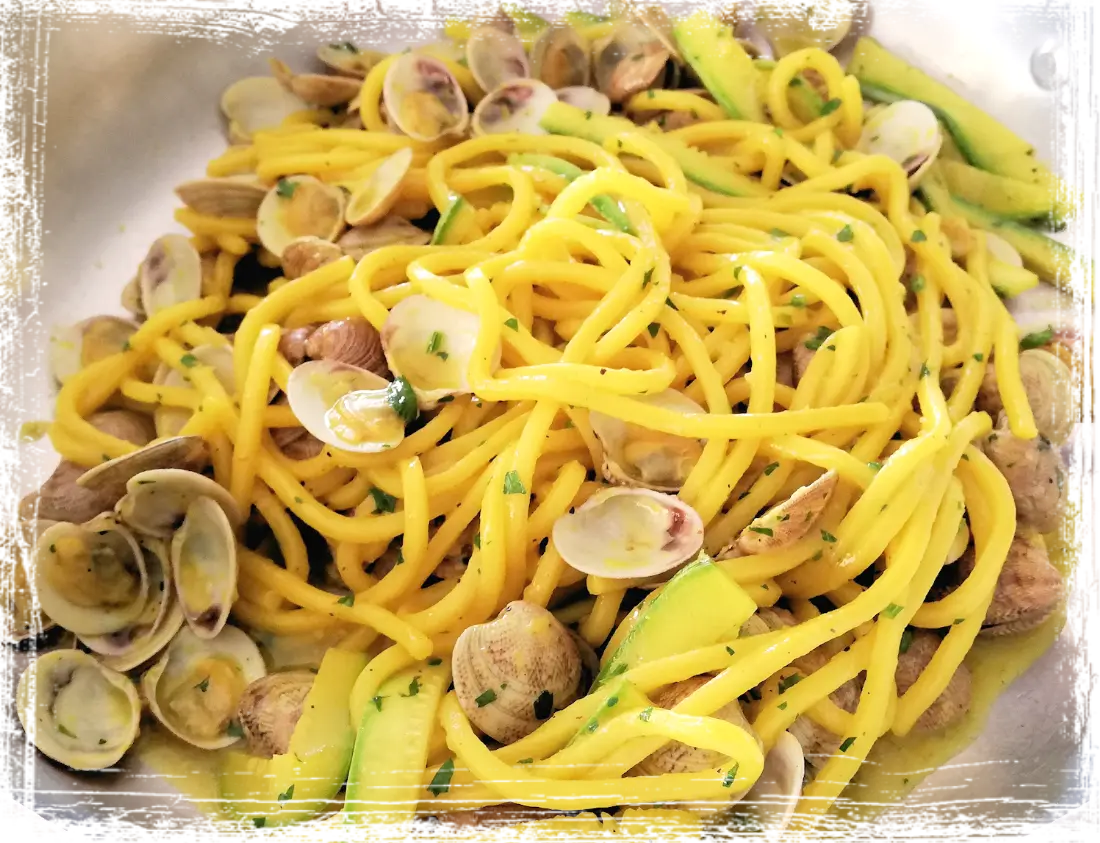 Chitarra con vongole, zucchine e zafferano Chitarra con vongole, zucchine e zafferano