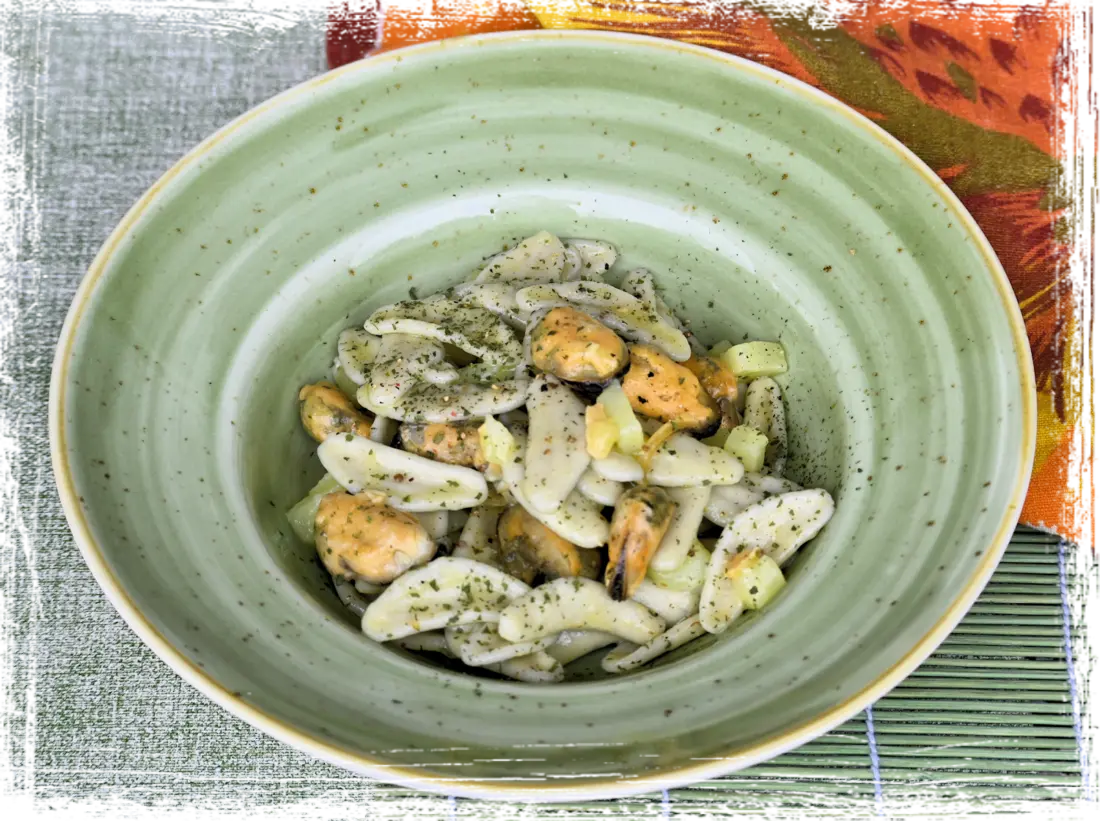 Foglie di ulivo alle olive con cozze e patate Foglie di ulivo alle olive con cozze e patate